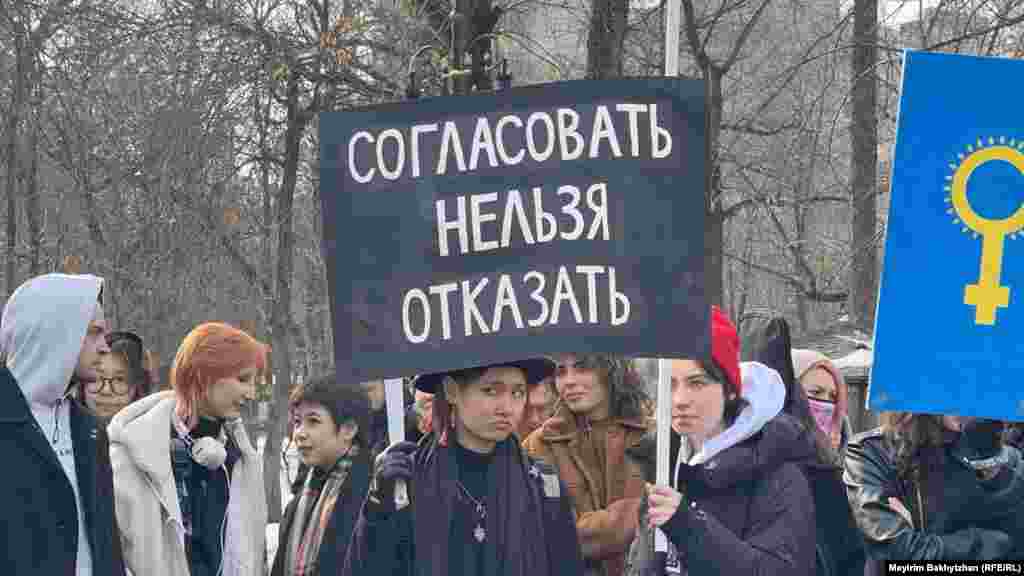 Многие выступавшие перед аудиторией говорили о&nbsp;гендерном неравенстве, проблеме насилия в&nbsp;отношении женщин и&nbsp;напоминали о своём лозунге: место женщины&nbsp;&mdash; в&nbsp;политике 