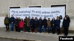 A kép illusztráció, a várpalotai Várkerti Általános Iskola sztrájkoló tanárai szerepelnek rajta 2023. január 23-án