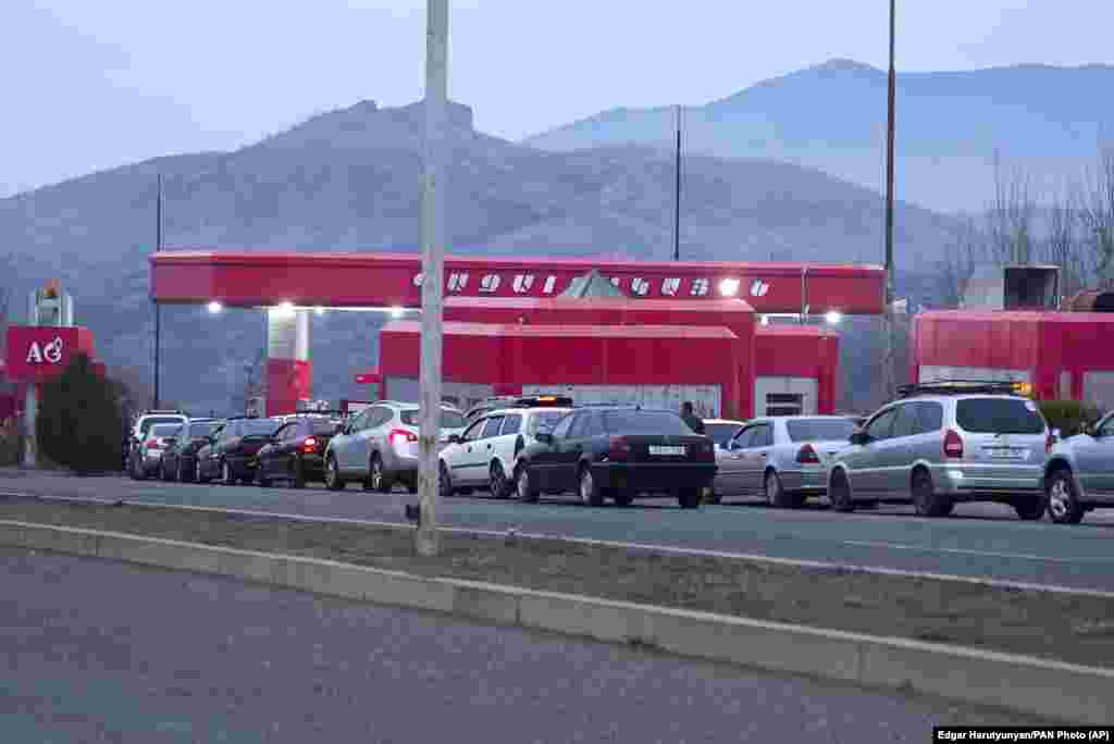 Șoferii fac coadă la benzină în Stepanakert. De asemenea, Azerbaidjanul a întrerupt când și când aprovizionarea cu gaz a regiunii Nagorno-Karabah - cel mai recent la 21 ianuarie. &nbsp;