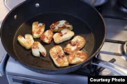 A lengyel birtokon készült halloumi sajt