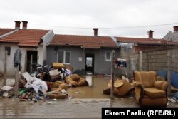 Hedhja e pajisjeve që mund të mbledhin myk dhe nuk mund të përdoren më: mobiliet, veshjet, jastëkët etj.