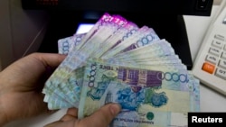 Казахстанский тенге, как показывает история, слабеет вслед за рублем с каким-то временным лагом