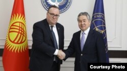 Жээнбек Кулубаев и Лесли Вигери на совместной встрече. 1 февраля 2023 г.