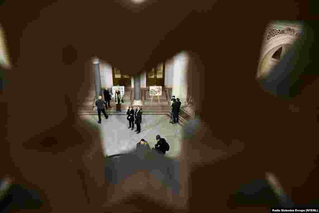 Viši arhivist i jedan od autora izložbe Admir Nezirović kazao je da su izloženi dokumenti iz fondova arhiva koji se odnose na stradanje Jevreja Sarajeva od 1941. do 1945. godine. "Cilj izložbe je da se sjetimo ljudi koji su stradali, da izložba bude jedna opomena da se nešto slično nikada ne desi bilo kome."