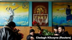 Az orosz rakétacsapásban meghalt ökölvívóedző és kétgyermekes édesapa, Mihajlo Korenovszkij búcsúztatása Dnyipróban 2023. január 17-én