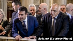 Архивска фотографија - Поранешните премиери на Македонија и Бугарија, Зоран Заев и Бојко Борисов, во Ватикан