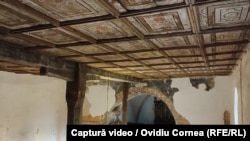 Grinda-meșter, care traversează nava bisericii și susține planșeul, respectiv stâlpul de susținere al acesteia, fac parte din cea mai veche structură de lemn identificată într-o clădire în România.