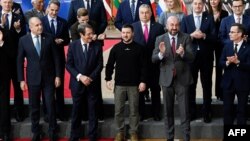 Az Európai Tanács elnöke, Charles Michel megtapsolja Volodimir Zelenszkij ukrán elnököt, miközben az EU vezetői egy családi képre gyűlnek össze a 2023. február 9-i brüsszeli csúcstalálkozó előtt. Zelenszkij mögött Orbán Viktor
