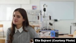 Elta Bajrami, në një laborator gjatë përgatitjeve për ndërtimin e një roboti, tetor 2021.