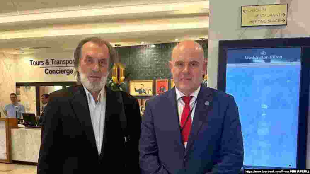 На друга снимка Гешев е заедно с Вук Драшкович, бивш сръбски политик. Те са застанали пред информационно табло на хотел Вашингтон Хилтън, където се е провело Събирането по повод Националната молитвена закуска. Хотелът се намира на няколко километра от Конгреса на САЩ, където се е провела Националната молитвена закуска.&nbsp; В две съобщения на сайта на прокуратурата от началото на седмицата се казва, че Гешев е в Съединените щати &quot;за участие в 71-та Национална молитвена закуска, която се дава от американския президент Джо Байдън&quot;.