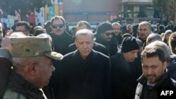 Турскиот претседател Реџеп Таип Ердоган во градот Кахраманмарас во југоисточна Турција, два дена по силниот земјотрес што го погоди регионот на 8 февруари 2023 година.