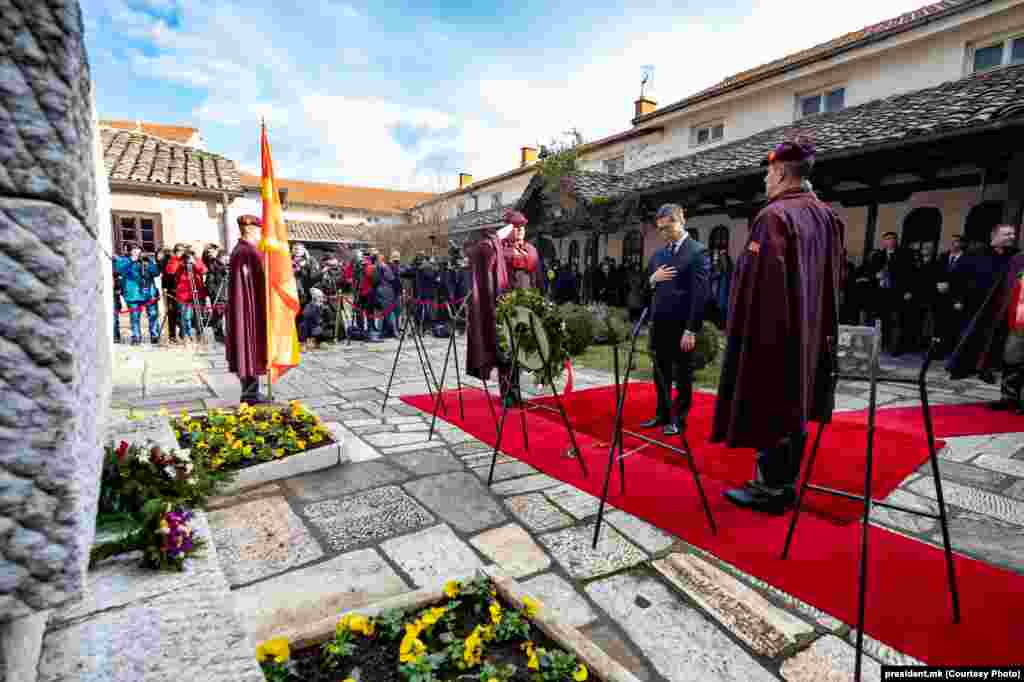 Претседателот Стево Пендаровски на гробот на Гоце Делчев