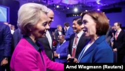 Predsjednica Evropske komisije Ursula von der Leyen (lijevo) razgovara s moldavskom predsjednicom Majom Sandu i Svjetskim ekonomskim forumom u Davosu, u Švicarskoj. (arhivska fotografija)