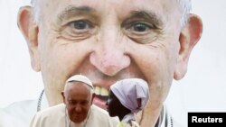 Papa Franjo pozdravlja dijete dok prisustvuje sastanku s interno raseljenim osobama u Freedom Hallu tokom njegovog apostolskog putovanja, u Jubi, Južni Sudan, 4. februara 2023.