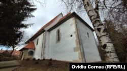 Biserica din Viștea, inițial catolică, a fost ridicată la final de secol XIII, din piatra-emblemă a localității.