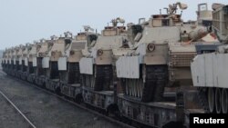 Tancuri M1 Abrams ale armatei Statelor Unite la baza aeriană Mihail Kogalniceanu din România, 14 februarie 2017.