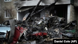 Местото каде што се ура хеликоптер врз цивилната инфраструктура во Бровари, на периферијата на Киев, Украина, среда, 18 јануари 2023 година.