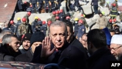 Presidenti turk, Recep Tayyip Erdogan, gjatë vizitës në Kahramanmarash, ku ishte epiqendra e tërmeteve vdekjeprurëse. 8 shkurt 2023.