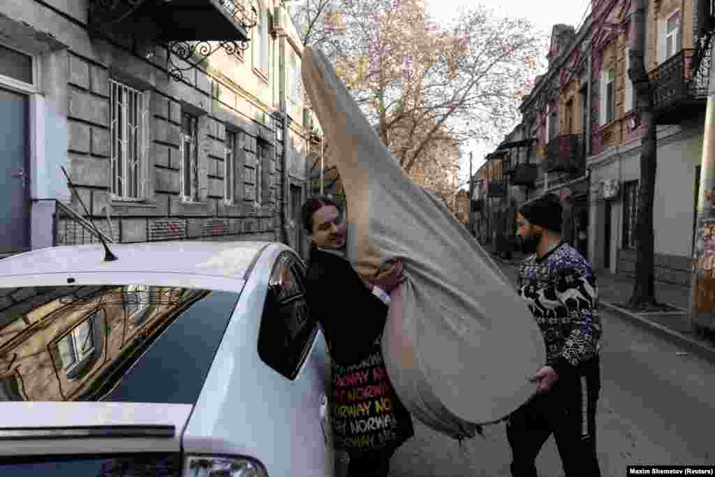 Aleksei Antropov, cu contrabasul în brațe, se mută în noul său apartament din Tbilisi, Georgia, la 26 decembrie. Antropov, care este interpret de muzică clasică, are vârstă de 29 de ani și se numără printre sutele de mii de bărbați în vârstă de încorporare care au fugit din Rusia după ce Kremlinul a anunțat o mobilizare &quot;parțială&quot; în septembrie 2022.&nbsp;