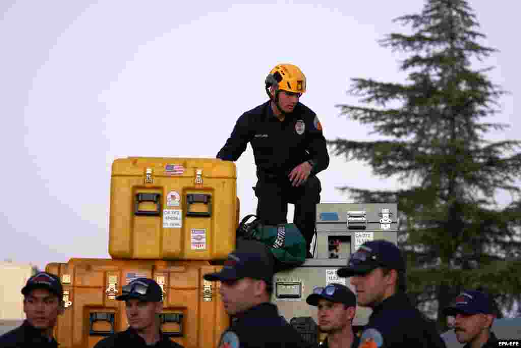 Членови на противпожарната служба на округот Лос Анџелес се подготвуваат за распоредување во Турција. Речиси 100 пожарникари и градежни инженери од Лос Анџелес, заедно со шест кучиња спасувачи, се испратени во Турција.