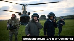 Președintele Ucrainei, Volodimir Zelenski (stânga), și prim-ministrul Marii Britanii, Rishi Sunak, în momentul sosirii lor la baza militară Bovington Camp, unde se antrenează militarii ucraineni, 8 februarie 2023