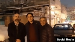 محمد رسول‌اف به همراه اکبر نعیمی، فعال مدنی، و مصطفی عبدی از دراویش گنابادی پس از آزادی مقابل زندان اوین