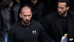 Tristan Tate (dreapta) susține, prin avocatul său, că unul dintre motivele pentru a fi cercetat în libertate este fiica sa pe care nu a văzut-o încă.