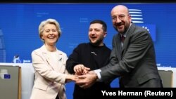 Председателката на Европейската комисия Урсула фон дер Лайен, украинският президент Володимир Зеленски и председателят на Европейския съвет Шарл Мишел в Брюксел на 9 февруари 2023 г.