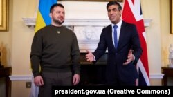 Ukrainian President Volodymyr Zelenskiy (left) and British Prime Minister Rishi Sunak in London on February 8.