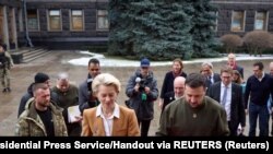 Președintele Ucrainei, Volodimir Zelenski, îi urează bun venit președintei Comisiei Europene, Ursula von der Leyen, înainte de summitul UE de la Kiev, Ucraina 2 februarie 2023
