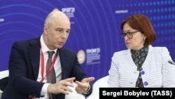 Министр финансов России Антон Силуанов и глава Центробанка Эльвира Набиуллина за невеселой беседой о судьбах российской экономики