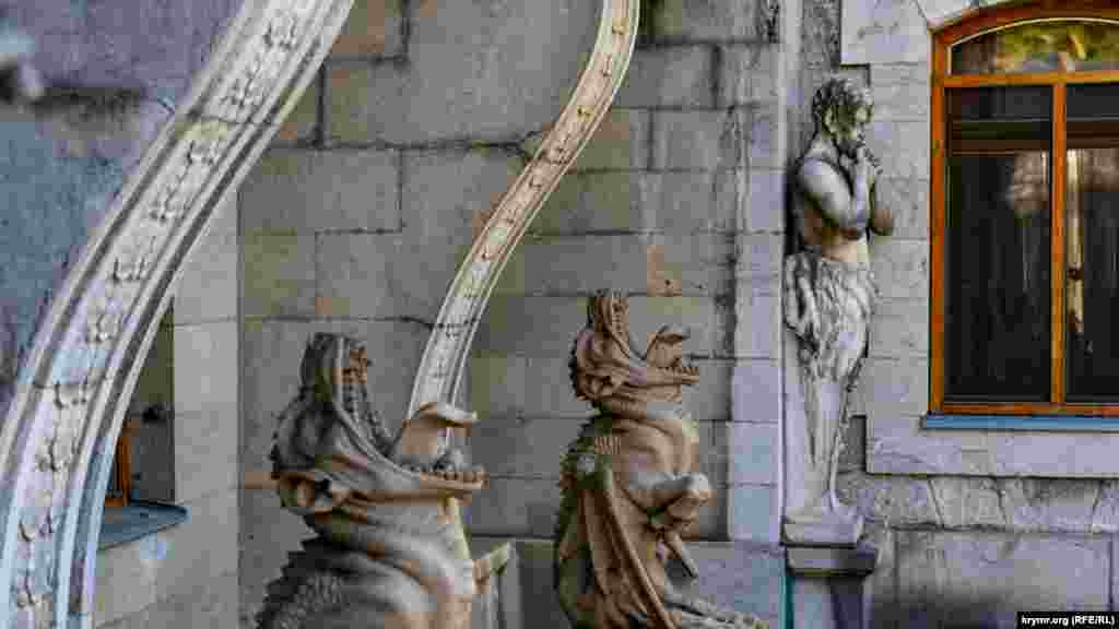 În 1889, palatul neterminat a fost cumpărat din partea Împăratului rus Alexandru al III-lea cu intenția de a fi modernizat.