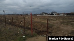 Terenul deținut de Tati Grup DDBB era singurul cu o tentativă de împrejmuire, însă gardul a fost rupt.