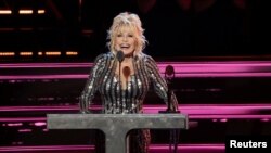 Доли Партън говори на сцената по време на 37-ата годишна церемония по вписване в Залата на славата на рокендрола в Лос Анджелис, Калифорния
