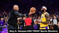 Леброн Джеймс взима топка от Карийм Абдул Джабар, след като подобри рекорда за топ реализатор на всички времена в НБА.