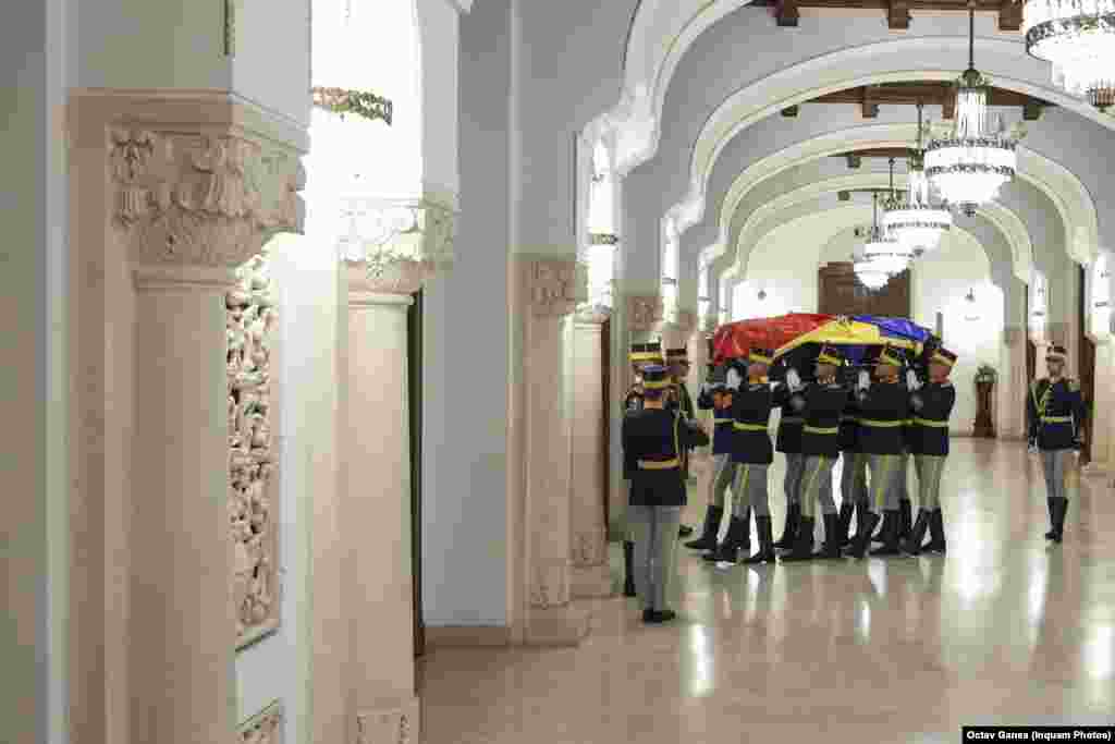 Guvernul a decis să organizeze funeralii de stat, iar sicriul a fost depus la Palatul Cotroceni, sediul Președinției României.Decizia a produs tensiuni politice între PSD și USR, partide din coaliția de guvernare. USR, o formațiune relativă nouă de centru-dreapta, a cerut să nu fie declarat doliu național, invocând respectul pentru victimele Revoluției și mineriadelor. În replică, Partidul Social Democrat, fostul partid al lui Iliescu, a acuzat USR de lipsă de „maturitate politică”.La București și Cluj au fost anunțate acțiuni de protest, pe 7 august, față de decizia de a declara doliu național în ziua funeraliilor.