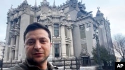 Presidenti i Ukrainës, Volodymyr Zelensky, ka nxjerrë në rrjetet sociale një video, ku duket para Zyrës presidenciale në qendër të Kievit, 26 shkurt, 2022. 