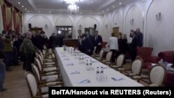 Премиерот на Украина Денис Шмихал се подготвува да седне на маса со шефот на руската делегација Владимир Медински, на почетокот на преговорите во регионот Гомел во Белорусија. 28.02.2022.