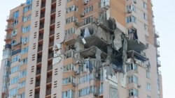 O rachetă a lovit un bloc din Kiev sâmbătă dimineața Pompierii au sosit la fața locului pentru a interveni. Foto: Reuters/ Gleb Garanich