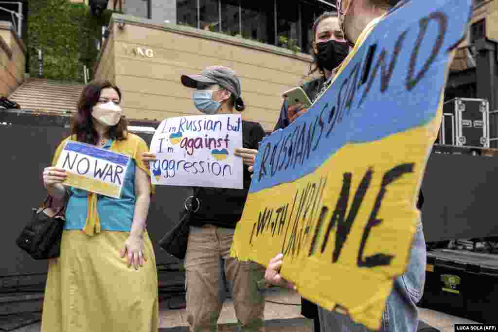 Članovi južnoafričke ruske asocijacije zajedno s državljanima Ukrajine i Litvanije demonstriraju na Mandelinom trgu u Sandtonu u Johanesburgu 27. februara 2022.&nbsp;