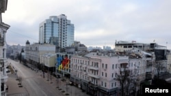 В града няма движение нито на автомобили, нито на пешеходци.