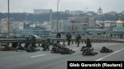 Войници от украинската отбрана в Киев, 25 февруари 2022 г.