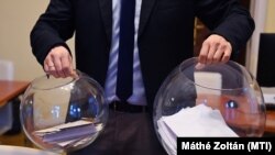  Az országos listák szavazólapi sorrendjének sorsolása a Nemzeti Választási Irodában 2022. február 26-án