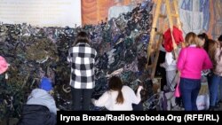 Refugiați în Zakarpattia, pregătind ingrediente pentru cocktailuri Molotov. Ujhorod, 27 februarie 2022