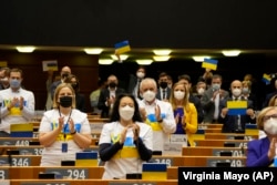 Članovi Parlamenta u majicama sa ukrajinskim zastavama tokom posebne sjednice Parlamenta 1. marta.