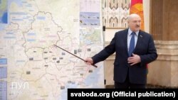 Александар Лукашенко на состанок со членовите на Советот за безбедност и раководството на Советот на министри покажува на карта како се одвива нападот врз Украина (фотографија од датотека)