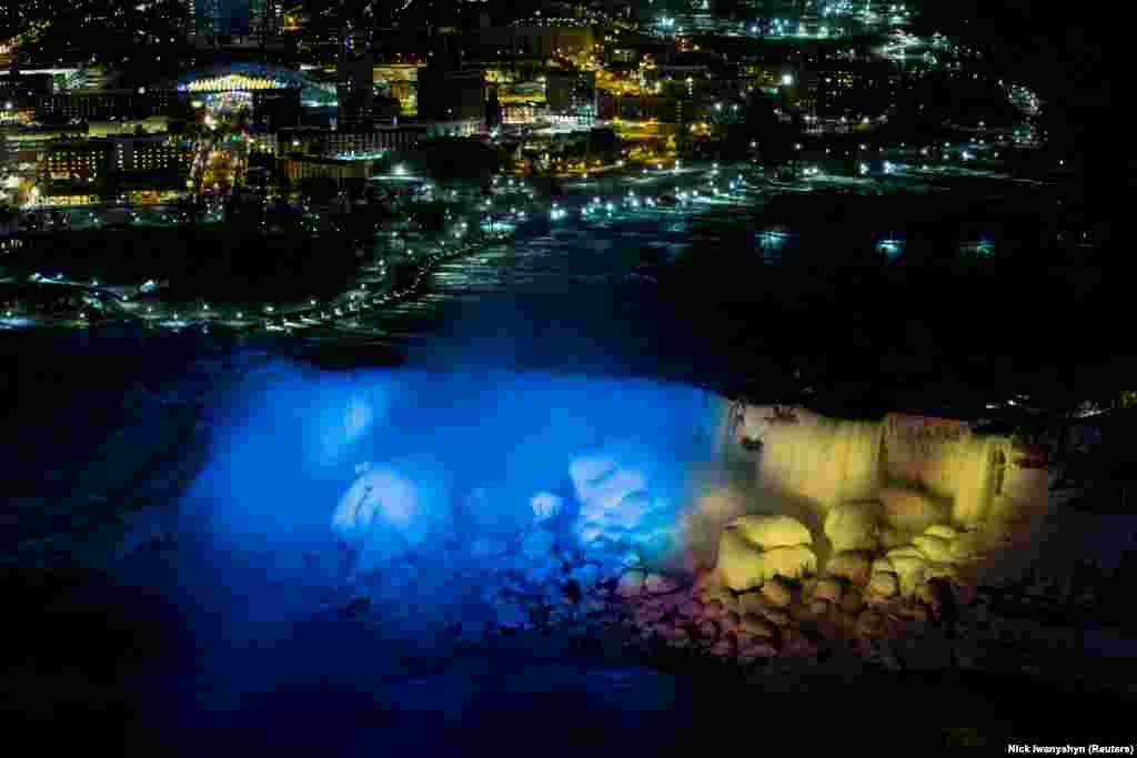 Водоспади American Falls та Bridal Veil Falls освітлені кольорами українського прапора після російського вторгнення в Україну. Вид з Ніагарського водоспаду, Онтаріо, Канада, 27 лютого 2022 року