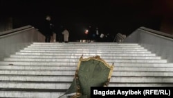 Президент резиденциясындағы сынған орындық. Алматы, 6 қаңтар, 2022 жыл.