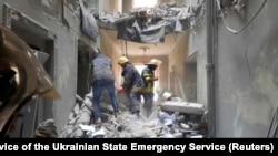 Спасувачи пребаруваат зграда во Харков