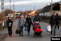 Украинци преминават границата с Унгария